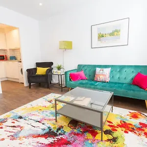 https://lovely-apartment-in-the-heart-of-chester-with-free-parking.hotelsin-chester.com