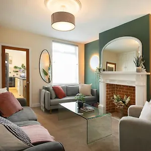 https://stylish-4-bed-home-in-central-w-parking.hotelsin-nottingham.com