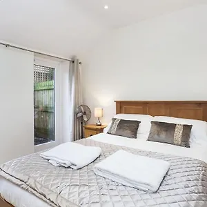 https://the-beehive-studio.yorkshirehotels.net